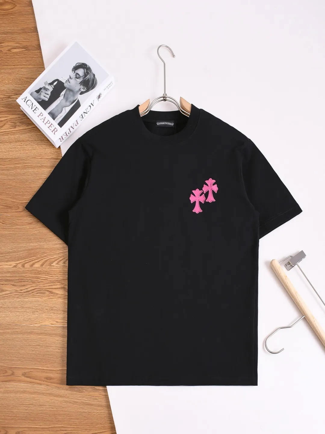 P170 Chrome Hearts CH Cross 26SS New product is hot at the same time💥 Early spring classic style Colorful double cross on the chest 🪡 Embroidery Large logo cross on the back Horseshoe and leather willow ding Sanskrit ✝️🪡 Embroidery Round neck short-sleeved T-shirt, a popular style, a style that both men and women like, the same style for men and women, 100% chance of turning heads when you wear it when you go out! It’s all about being handsome. The designer’s classic sense is precisely grasped. The whole piece of clothing is heavy. Industrial washing process. Ready-made garments are dyed + sprayed for a horse effect. The double-wash process is very recognizable. It uses heavy washing to make it distressed. The edges of the patch are slightly rolled and naturally distressed. It has a three-dimensional sense of layering and a little damage. It is very visually lethal. It adheres to Kroxin's consistent rough style. The chest and back are large, and the horseshoe flower printed patch pattern is embroidered and decorated. It is also decorated with silver metal engraved distressed buttons. The classic elements full of brand recognition instantly enhance the overall sense of grade and specification. Its texture is quite high-end! The overall feeling is high-end, simple and elegant, with silver hardware accessories, a full set of customized accessories, and the pattern of the entire dress is all decorated with patchwork three-dimensional embroidery technology, which is the finishing touch of the entire dress. The design on the back is even more eye-catching! ! This full back is so cool, it’s full of design, and the overall upper body style highlights fashion and individuality. Wearing it together as a couple is even more popular on the street. I recommend the early autumn sweatshirt! ! The fabric is a unique 320g 100% cotton, which is skin-friendly, breathable, warm to the touch, has a strong texture, and has smooth lines. It can be called a back killer, which has very strict requirements on craftsmanship and cost. The smooth neckline, flat cuffs and hems, the stitches are large and tight, tight and orderly, and the details are perfect. The consistent OS version can be worn alone or layered. It is very casual, but very iconic! It is simply the flagship of high-end trendy brands and must be included in your wardrobe. It has the American fashion spirit of freedom and individuality, and is highly recognizable and stylized! Color: Black White Size: S-XL Size chart: S: Shoulder width 50-Bust 56-Length 70 M: Shoulder width 52-Bust 57-Length 72 L: Shoulder width 54-Bust 59-Length 74 XL: Shoulder width 56-Bust 62-Length 76